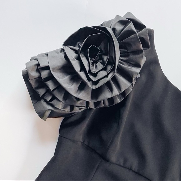 Shani Dramatic Rosette Sleeve Crepe Sheath Cocktail Dress Black - Picture 10 of 12